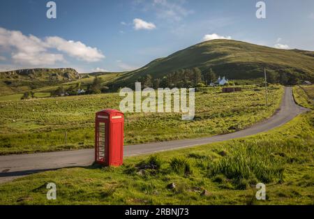 Cabina telefonica su una strada di campagna remota nel nord della penisola di Trotternish, Isola di Skye, Highlands, Scozia, Regno Unito Foto Stock