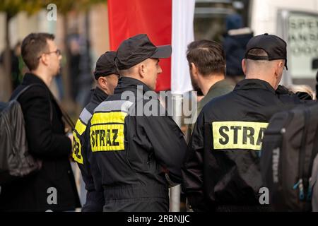 Vigili del fuoco polacchi, vigili del fuoco in uniforme in piedi per strada, gruppo di persone. Concetto di servizi di risposta alle emergenze, scatto editoriale di notizie, Cracovia, po Foto Stock