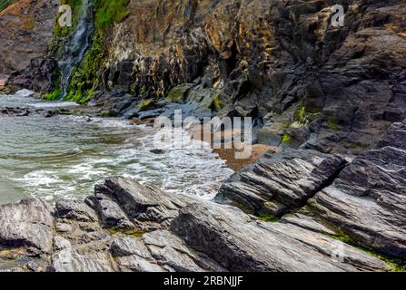 Le scogliere e le cascate a Tresaith, nel Ceredigion West Wales, Regno Unito, dove il fiume Afon Sith o Sith cade nel mare. Foto Stock