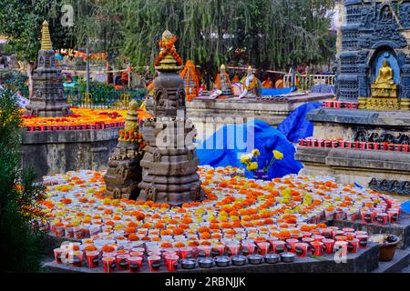 India, Bihar, Bodhgaya, Unesco World Heriatge, il Tempio di Mahabodhi, monaci buddisti Foto Stock