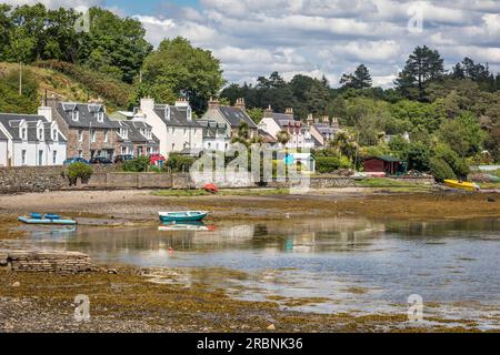 Plockton sull'estuario del Loch Carron, Kyle, Highlands, Scozia, Regno Unito Foto Stock