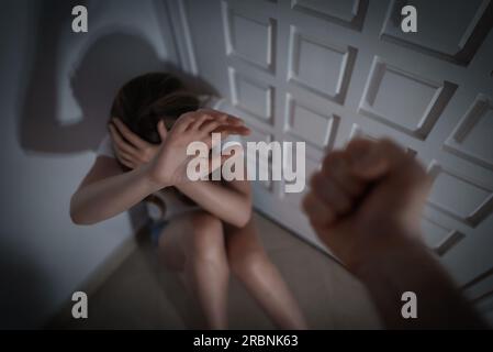 L'uomo batte la donna con il pugno. Vittima di violenza domestica. Foto Stock