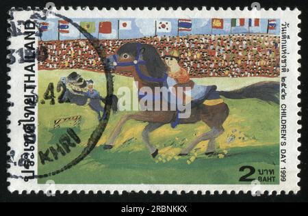 RUSSIA KALININGRAD, 2 GIUGNO 2016: Il francobollo stampato dalla Thailandia mostra il bambino che cavalca un cavallo, intorno al 1999 Foto Stock