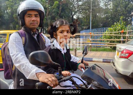 India, Bengala Occidentale, Calcutta, taxi Yellow Ambassador, padre e figlia nel traffico Foto Stock