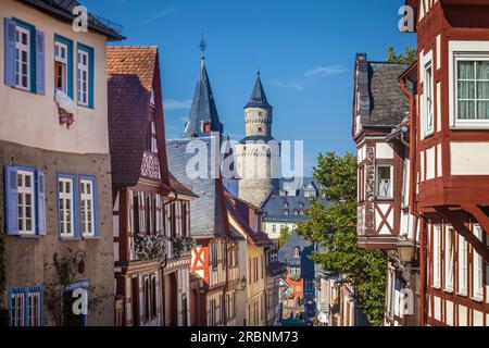 Altstadtgasse a Idstein con torre delle streghe, Assia, Germania Foto Stock