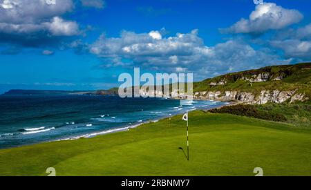 Il quinto verde al Royal Portrush Golf Club si affaccia su Whiterocks Beach, Contea di Antrim, Irlanda del Nord Foto Stock