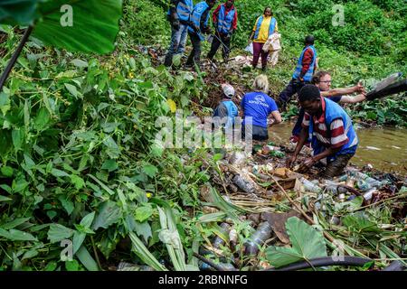 Lucas Schmitz, fondatore e C.E.O di sana Mare, un'organizzazione no-profit tedesca per l'ambiente, si unisce ai volontari per raccogliere rifiuti di plastica dal fiume Ruaka vicino alla foresta di Karura, 17 km a nord-ovest di Nairobi. La sana Mare Organization svolge attività di pulizia delle coste e di educazione ambientale in tutto il mondo per affrontare l'inquinamento marino. L'organizzazione consente di eseguire operazioni di pulizia dove sono più necessarie e meno probabili attraverso la collaborazione con le comunità locali, soprattutto nelle aree a basso reddito, pagando loro uno stipendio. (Obbligatorio avere il nome e l'organizzazione, Lucas Schmitz, fondatore e C.E.O di sana Foto Stock