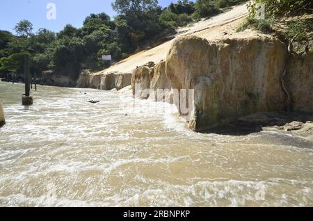 10 luglio 2023, Natal, Rio grande do Norte, Brasile: Natal (RN), 07/10/2023 - EROSION/MORRO DO CARECA/PRAIA/RN - il Municipio e IDEMA si sono incontrati per risolvere il problema dell'ingrasso e dell'erosione sul Morro do Careca sulla spiaggia di Ponta Negra, Natal, RN. Foto questa mattina lunedì 10 luglio 2023. Questo aumentò il processo di erosione su via Costeira e Morro do Careca perché creò uno squilibrio sulla spiaggia. E' un fattore, non l'unica causa. Vi è anche un'erosione costiera causata dall'innalzamento del livello del mare, fenomeno che si verifica nel mondo e in Brasile in modo molto forte. (Foto: Jose Aldenir/Thene Foto Stock