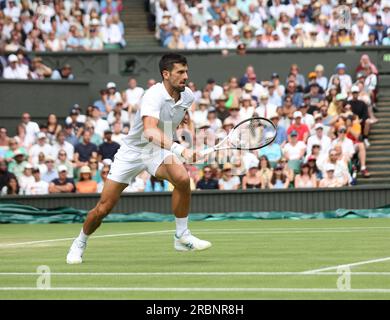 Londra, Regno Unito. 10 luglio 2023. Il serbo Novak Djokovic corre nel suo match contro il polacco Herbert Hurkacz l'ottavo giorno del campionato di Wimbledon 2023 a Londra lunedì 10 luglio 2023. Foto di Hugo Philpott/UPI credito: UPI/Alamy Live News Foto Stock