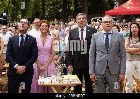 Kortrijk, Belgio. 10 luglio 2023. Vice primo ministro Vincent Van Quickenborne, Kortrijk sindaco facente funzione Ruth Vandenberghe, il presidente del ministro fiammingo Jan Jambon e il ministro fiammingo delle finanze, del bilancio e dell'edilizia Matthias Diependaele illustrato durante le celebrazioni alla vigilia della festa regionale fiamminga, lunedì 10 luglio 2023, a Kortrijk. BELGA PHOTO JAMES ARTHUR GEKIERE Credit: Belga News Agency/Alamy Live News Foto Stock