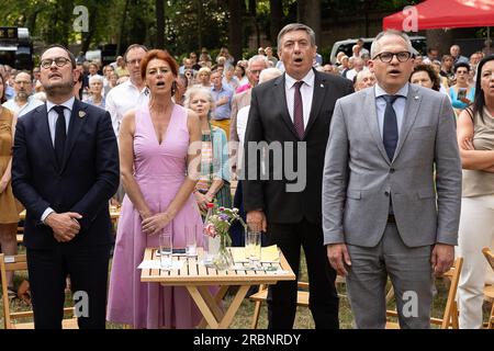 Kortrijk, Belgio. 10 luglio 2023. Vice primo ministro Vincent Van Quickenborne, Kortrijk sindaco facente funzione Ruth Vandenberghe, il presidente del ministro fiammingo Jan Jambon e il ministro fiammingo delle finanze, del bilancio e dell'edilizia Matthias Diependaele illustrato durante le celebrazioni alla vigilia della festa regionale fiamminga, lunedì 10 luglio 2023, a Kortrijk. BELGA PHOTO JAMES ARTHUR GEKIERE Credit: Belga News Agency/Alamy Live News Foto Stock