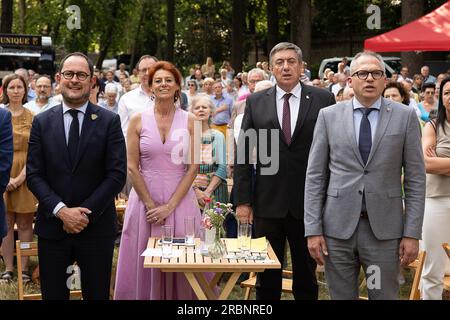 Kortrijk, Belgio. 10 luglio 2023. Vice primo ministro Vincent Van Quickenborne, Kortrijk sindaco facente funzione Ruth Vandenberghe, il presidente del ministro fiammingo Jan Jambon e il ministro fiammingo delle finanze, del bilancio e dell'edilizia Matthias Diependaele illustrato durante le celebrazioni alla vigilia della festa regionale fiamminga, lunedì 10 luglio 2023, a Kortrijk. BELGA PHOTO JAMES ARTHUR GEKIERE Credit: Belga News Agency/Alamy Live News Foto Stock