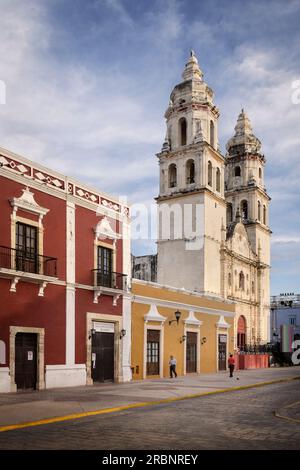 Case coloniali colorate lungo la cattedrale "Catedral de Nuestra Señora de la Inmaculada Concepción" a San Francisco de Campeche, Yucatán, Foto Stock