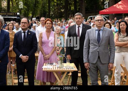 Kortrijk, Belgio. 10 luglio 2023. Vice primo ministro Vincent Van Quickenborne, Kortrijk sindaco facente funzione Ruth Vandenberghe, il presidente del ministro fiammingo Jan Jambon e il ministro fiammingo delle finanze, del bilancio e dell'edilizia Matthias Diependaele illustrato durante le celebrazioni alla vigilia della festa regionale fiamminga, lunedì 10 luglio 2023, a Kortrijk. BELGA PHOTO JAMES ARTHUR GEKIERE Credit: Belga News Agency/Alamy Live News Foto Stock