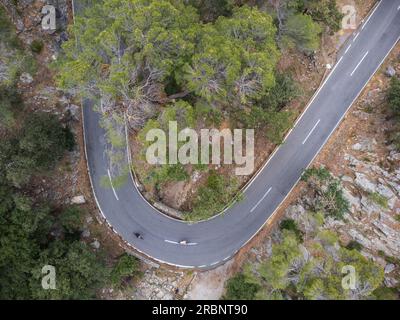 Ciclisti in salita sulla strada lluc, Maiorca, Isole Baleari, Spagna. Foto Stock