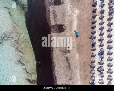 Linee ombrelloni per turisti, spiaggia sa Rapita vista aerea, Campos, Maiorca, Isole Baleari, Spagna. Foto Stock