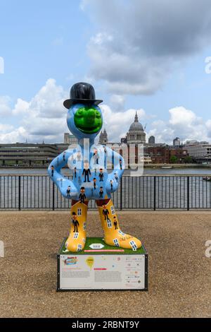 Londra, Regno Unito, 9 luglio 2023, Morph's Adventures Around London, ci sono 56 sculture Morph disseminate nei punti di riferimento di Londra. Se sei abbastanza grande, ricorderai questo personaggio dei cartoni animati fatto di argilla nel programma televisivo di Tony Hart degli anni '80 chiamato Take Hart. Le sculture terminano le loro avventure il 20 agosto 2023.., Andrew Lalchan Photography/Alamy Live News Foto Stock