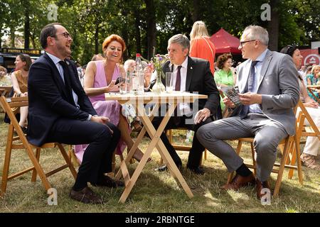 Kortrijk, Belgio. 10 luglio 2023. Vice primo ministro Vincent Van Quickenborne, Kortrijk sindaco facente funzione Ruth Vandenberghe, il presidente del ministro fiammingo Jan Jambon e il ministro fiammingo delle finanze, del bilancio e dell'edilizia Matthias Diependaele illustrato durante le celebrazioni alla vigilia della festa regionale fiamminga, lunedì 10 luglio 2023, a Kortrijk. BELGA PHOTO JAMES ARTHUR GEKIERE Credit: Belga News Agency/Alamy Live News Foto Stock