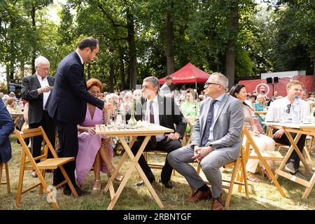 Kortrijk, Belgio. 10 luglio 2023. Vice primo ministro Vincent Van Quickenborne, Kortrijk sindaco facente funzione Ruth Vandenberghe, il presidente del ministro fiammingo Jan Jambon e il ministro fiammingo delle finanze, del bilancio e dell'edilizia Matthias Diependaele illustrato durante le celebrazioni alla vigilia della festa regionale fiamminga, lunedì 10 luglio 2023, a Kortrijk. BELGA PHOTO JAMES ARTHUR GEKIERE Credit: Belga News Agency/Alamy Live News Foto Stock