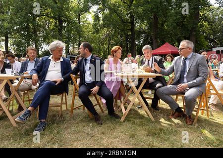 Kortrijk, Belgio. 10 luglio 2023. Vice primo ministro Vincent Van Quickenborne, Kortrijk sindaco facente funzione Ruth Vandenberghe, il presidente del ministro fiammingo Jan Jambon e il ministro fiammingo delle finanze, del bilancio e dell'edilizia Matthias Diependaele illustrato durante le celebrazioni alla vigilia della festa regionale fiamminga, lunedì 10 luglio 2023, a Kortrijk. BELGA PHOTO JAMES ARTHUR GEKIERE Credit: Belga News Agency/Alamy Live News Foto Stock