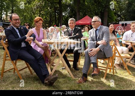 Kortrijk, Belgio. 10 luglio 2023. Vice primo ministro Vincent Van Quickenborne, Kortrijk sindaco facente funzione Ruth Vandenberghe, il presidente del ministro fiammingo Jan Jambon e il ministro fiammingo delle finanze, del bilancio e dell'edilizia Matthias Diependaele illustrato durante le celebrazioni alla vigilia della festa regionale fiamminga, lunedì 10 luglio 2023, a Kortrijk. BELGA PHOTO JAMES ARTHUR GEKIERE Credit: Belga News Agency/Alamy Live News Foto Stock