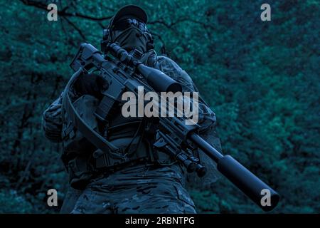 Green Berets United States Army Special Forces Group cecchino in azione notturna Foto Stock