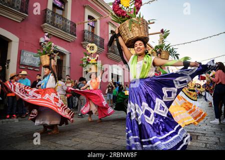 Le donne con le gonne (gli indigeni vestiti tradizionalmente) ballano attraverso la città vecchia di Oaxaca de Juárez, lo stato di Oaxaca, il Messico, il Nord America e l'America Latina Foto Stock