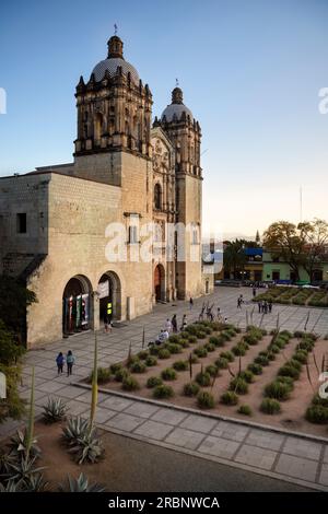 Ammira Plaza Santo Domingo e la chiesa di Santo Domingo de Guzmán (Templo de Santo Domingo de Guzmán), la città di Oaxaca de Juárez e lo stato di Oaxac Foto Stock