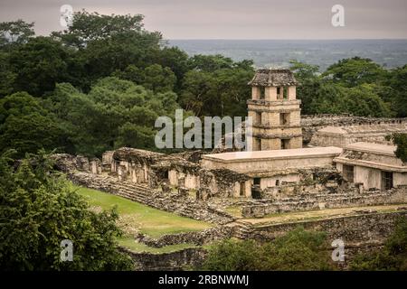 Vista del Palazzo (El Palacio), della zona archeologica di Palenque, della metropoli Maya, del Chiapas, del Messico, del Nord America, America Latina, patrimonio mondiale dell'UNESCO Foto Stock