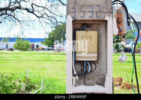 Contatore elettrico, misuratore polifase che misura l'elettricità utilizzata in kilowattora (kWh). Foto Stock