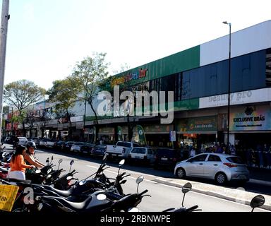 Città: Marilia, São Paulo, Brasile - 2023 luglio 2023 : negozi popolari all'interno di São Paolo con diverse auto, moto e persone. Foto Stock