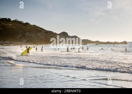 Numerosi surfisti presso il luogo di surf di Playa Zicatela, Puerto Escondido, Oaxaca, Messico, Nord America, America Latina, Oceano Pacifico Foto Stock