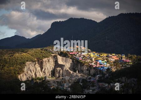 Vista di San Cristóbal de las Casas dal monte Cerro de San Cristóbal Mártir, le Highlands centrali (Sierra madre de Chiapas), il Messico, il Nord America, la Foto Stock