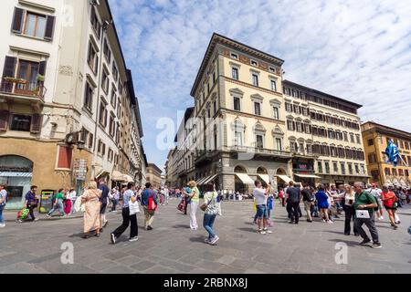 Strada e turisti in primavera a Firenze, Italia, il 9 maggio 2023 Foto Stock