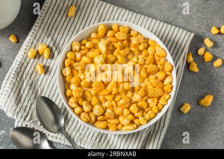 Cereali a base di mais dolci e zuccherati per colazione in una ciotola Foto Stock