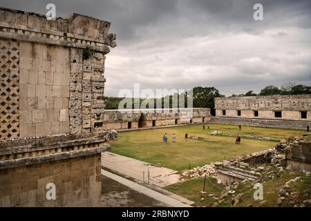 Quadrangolo delle monache (Cuadrangulo de las Monjas ), zona archeologica Uxmal, città in rovina Maya, Yucatán, Messico, Nord America, America Latina, UNESC Foto Stock