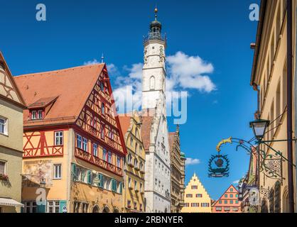 Case storiche a Herrngasse e torre del municipio, Rothenburg ob der Tauber, Franconia media, Baviera, Germania Foto Stock