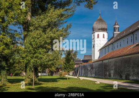 Abbazia di Frauenwörth sulla Fraueninsel a Chiemsee, alta Baviera, Baviera, Germania Foto Stock