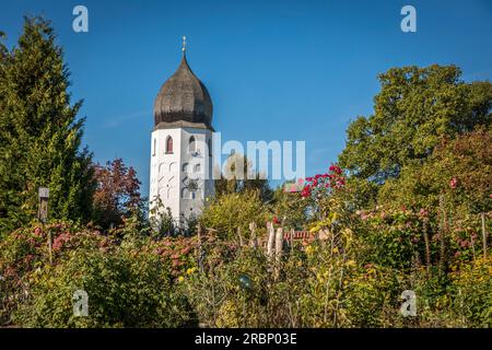 Giardino del monastero e abbazia di Frauenwörth sulla Fraueninsel nel lago Chiemsee, alta Baviera, Baviera, Germania Foto Stock