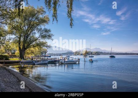 Attracco per barche sulla sponda occidentale della Fraueninsel nel lago Chiemsee, alta Baviera, Baviera, Germania Foto Stock