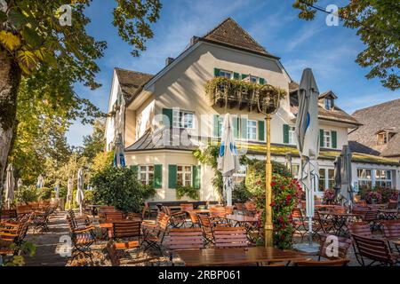 Birreria all'aperto della storica locanda Zur Linde sulla Fraueninsel nel lago Chiemsee, alta Baviera, Baviera, Germania Foto Stock