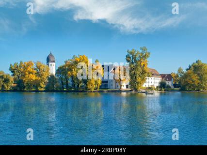 Abbazia di Frauenwörth sulla Fraueninsel nel lago Chiemsee dall'acqua, alta Baviera, Baviera, Germania Foto Stock