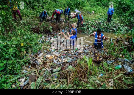 Lucas Schmitz, fondatore e C.E.O di sana Mare, un'organizzazione no-profit tedesca per l'ambiente, si unisce ai volontari per raccogliere rifiuti di plastica dal fiume Ruaka vicino alla foresta di Karura, 17 km a nord-ovest di Nairobi. La sana Mare Organization svolge attività di pulizia delle coste e di educazione ambientale in tutto il mondo per affrontare l'inquinamento marino. L'organizzazione consente di eseguire operazioni di pulizia dove sono più necessarie e meno probabili attraverso la collaborazione con le comunità locali, soprattutto nelle aree a basso reddito, pagando loro uno stipendio. (Obbligatorio avere il nome e l'organizzazione, Lucas Schmitz, fondatore e C.E.O di sana Foto Stock