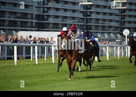 Newbury, Regno Unito. 6 luglio 2023. Pat Dobbs sbarca in prima fila prima di vincere il KKA Studio 18,40 Novice Stakes su Baheer all'ippodromo di Newbury, Regno Unito. Crediti: Paul Blake/Alamy Live News. Foto Stock