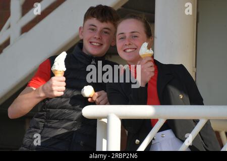 Newbury, Regno Unito. 6 luglio 2023. Due giovani fantini gusteranno un gelato all'ippodromo di Newbury, Regno Unito. Crediti: Paul Blake/Alamy Live News. Foto Stock