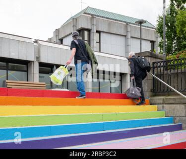 27 giugno 2023.Aberdeen, Scozia. Sono 2 persone che salgono la scalinata multicolore di Upperkirkgate nel centro di Aberdeen. Foto Stock