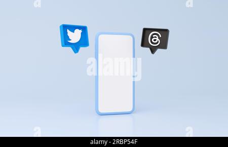 Madrid, Spagna - luglio 2023: Smartphone con schermo bianco, Twitter e thread app icon Discussion è una nuova app di social media Instagram e Meta per mic Foto Stock