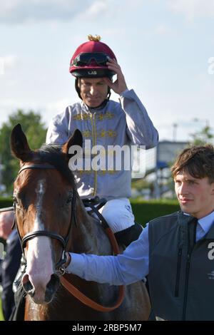 Newbury, Regno Unito. 6 luglio 2023. Pat Dobbs saluta la folla dopo aver vinto il KKA Studio 18,40 Novice Stakes su Baheer all'ippodromo di Newbury, Regno Unito. Crediti: Paul Blake/Alamy Live News. Foto Stock