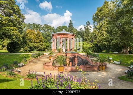 Elisabethenbrunnen (costruita nel 1918) nei giardini termali di Bad Homburg vor der Höhe, Taunus, Assia, Germania Foto Stock