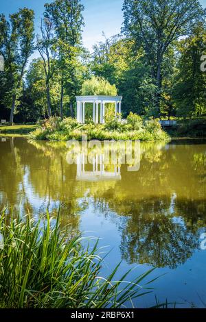 Laghetto con isola e colonnati nel parco Kleiner Tannenwald a Bad Homburg vor der Hoehe, Taunus, Assia, Germania Foto Stock